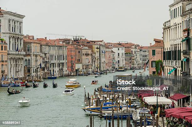 Barcos No Canal Grande Perto De Rialto Bridge - Fotografias de stock e mais imagens de Ajardinado - Ajardinado, Antigo, Ao Ar Livre