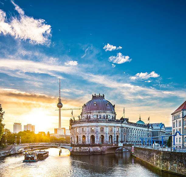 museumsinsel mit fernsehturm in berlin - spree stock-fotos und bilder