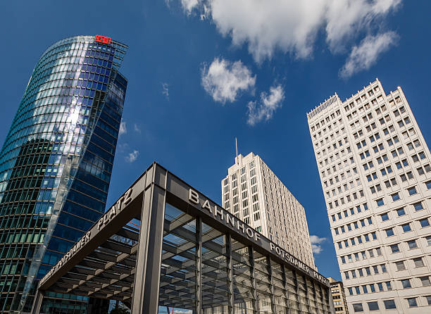 potsdamer platz w berlinie - berlin germany skyline germany central berlin zdjęcia i obrazy z banku zdjęć