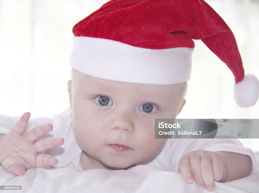 Portrait of little baby con sombrero de año nuevo - Foto de stock de Abdomen libre de derechos