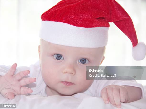 Photo libre de droit de Portrait Du Petit Bébé Avec Chapeau Du Nouvel An banque d'images et plus d'images libres de droit de Abdomen - Abdomen, Beauté, Blanc