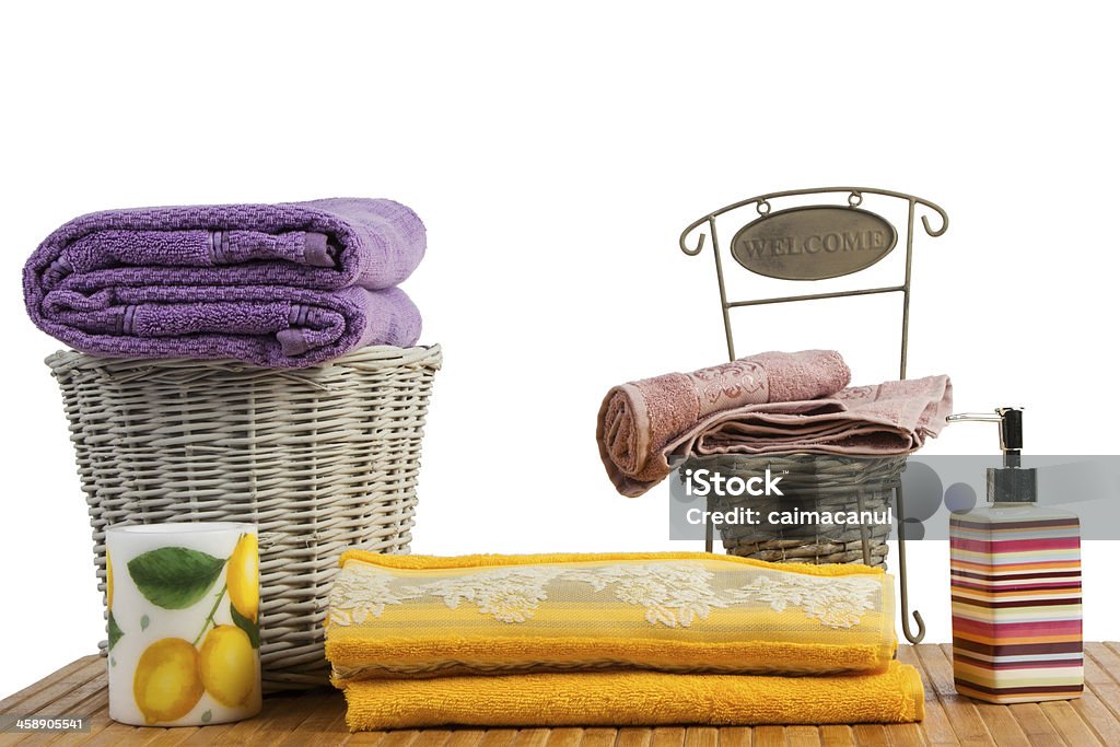 Des paniers en osier rempli de serviettes propres couleurs - Photo de Accessoire libre de droits