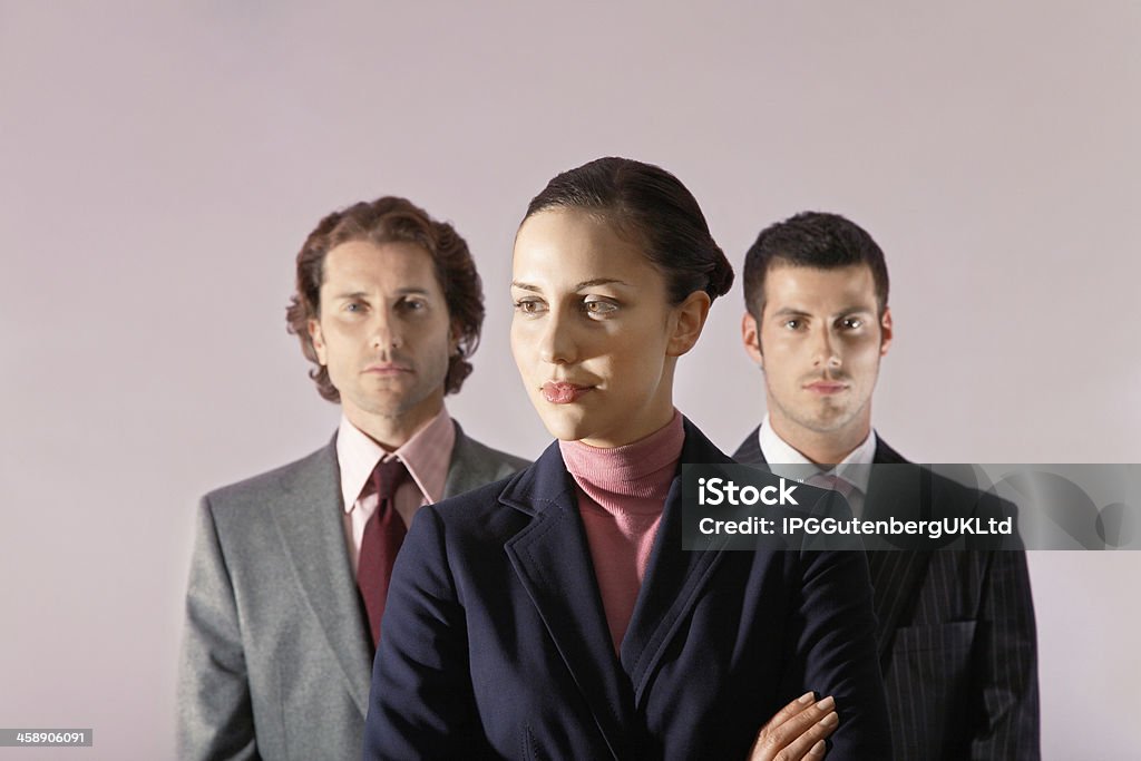 Femme d'affaires debout devant d'affaires - Photo de Fond violet libre de droits