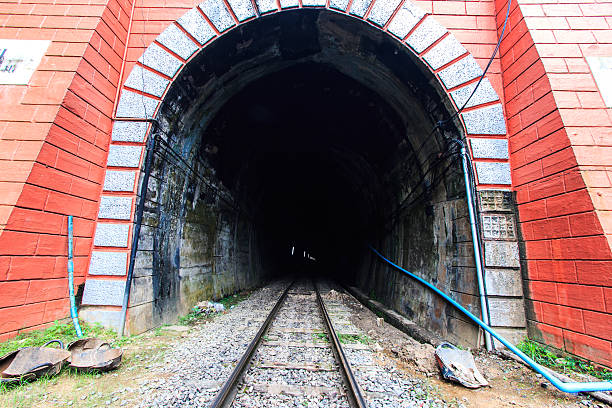 tunnel und zug - trail subway platform speed people stock-fotos und bilder