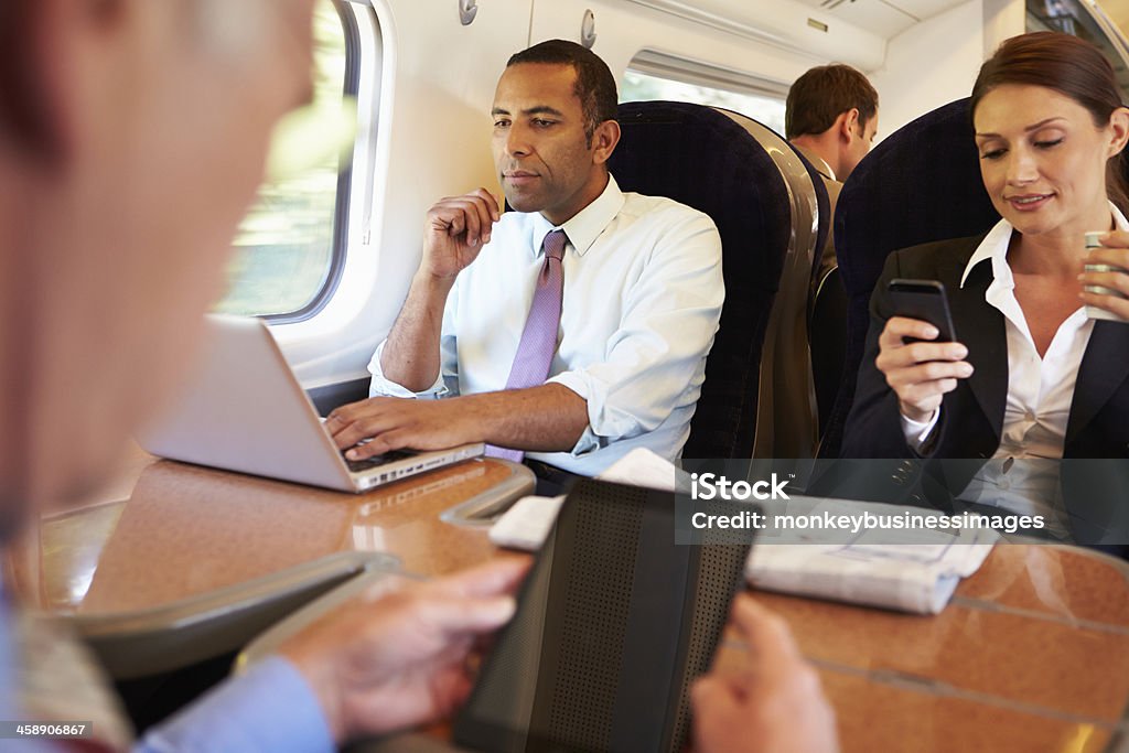 Geschäftsleute auf Zug mit digitalen Gerät - Lizenzfrei Eisenbahn Stock-Foto