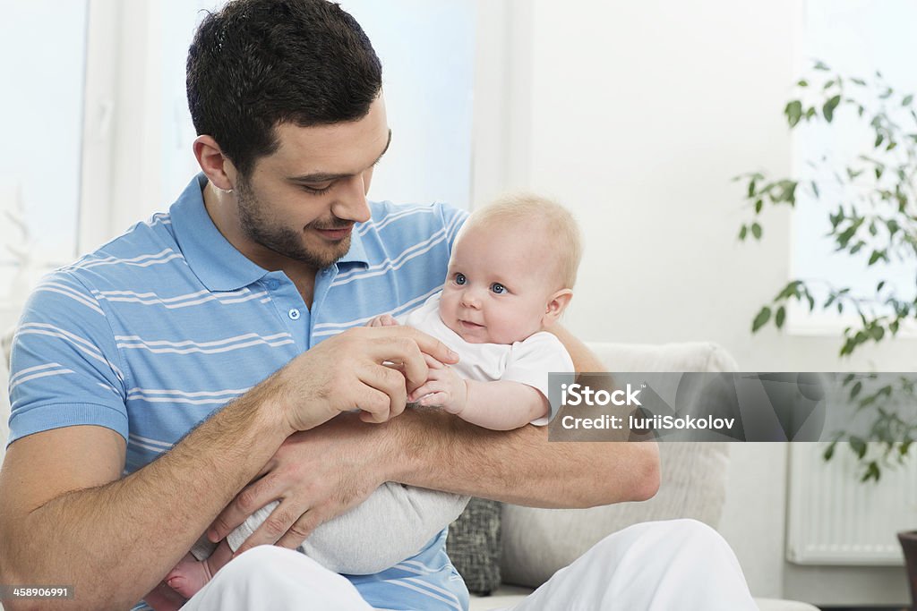 Glückliche Vater mit baby sitzend - Lizenzfrei Alleinerzieher Stock-Foto