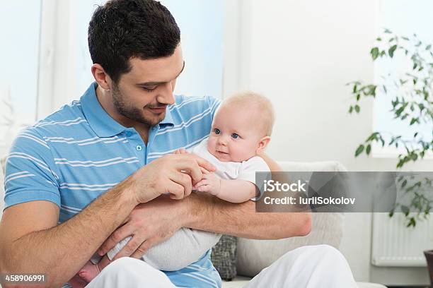 Glückliche Vater Mit Baby Sitzend Stockfoto und mehr Bilder von Alleinerzieher - Alleinerzieher, Baby, Braunes Haar