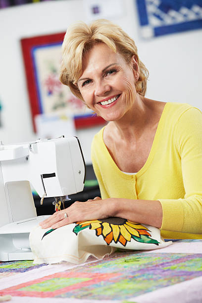 ritratto di donna usando elettrico macchina per cucire - quilt patchwork sewing pattern foto e immagini stock