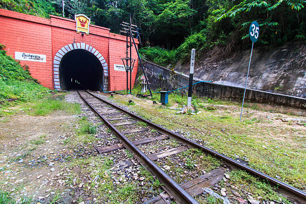 tunnel und zug - trail subway platform speed people stock-fotos und bilder