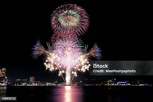 Fuegos Artificiales O Firecracker En Pattaya Tailandia Foto de stock y más banco de imágenes de Acontecimiento