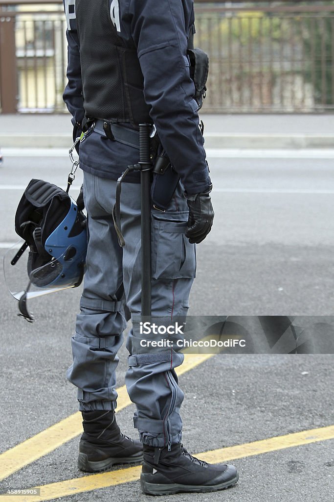 Policía y riot gear en cascos y truncheons - Foto de stock de G8 libre de derechos