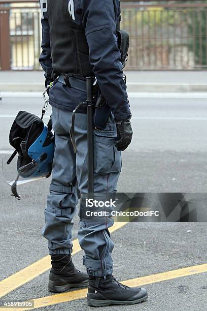 Policía Y Riot Gear En Cascos Y Truncheons Foto de stock y más banco de imágenes de G8 - G8, Adulto, Aire libre