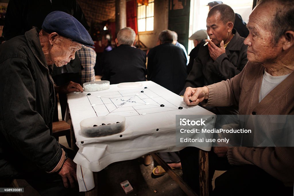 Китайский человек играет Weiqi пожилых - Стоковые фото Го роялти-фри