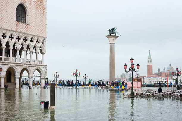 venecia, italia. acqua alta en frente del palacio ducal - acqua alta fotografías e imágenes de stock