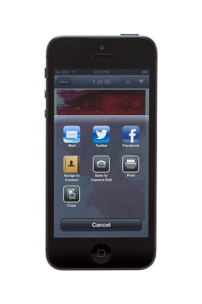 apple iphone 5 - men iphone internet social networking photos et images de collection