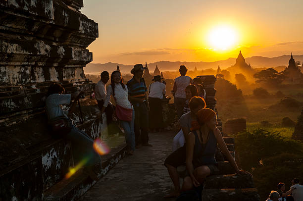 personas y la puesta de sol en shwesandaw paya de bagán - pagoda bagan tourism paya fotografías e imágenes de stock