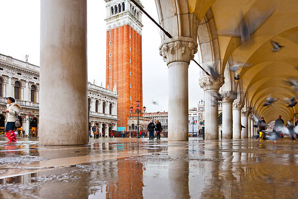 venecia en acqua alta - acqua alta fotografías e imágenes de stock