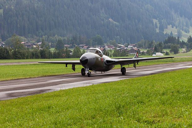 antigo vampire jet no st. stephan air show - fighter plane taxiing transportation air travel - fotografias e filmes do acervo