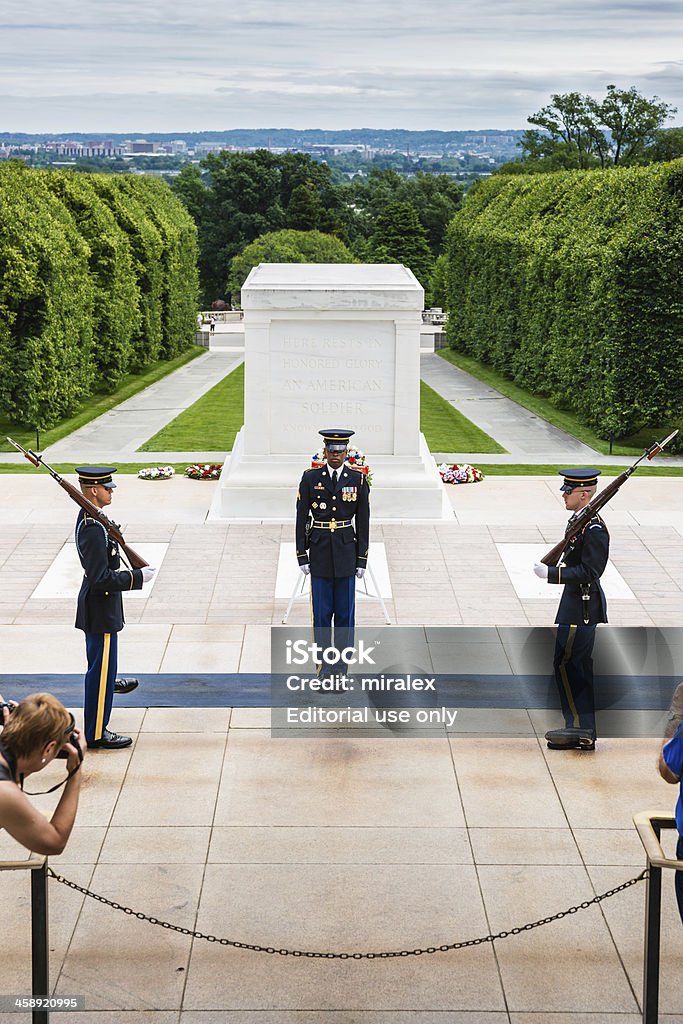 Zmiana strażnika Grób Nieznanego Soldier w Arlington w stanie Wirginia, USA - Zbiór zdjęć royalty-free (Arlington - Stan Wirginia)