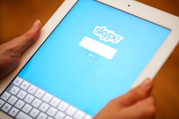 jabłko ipad wyświetlone apllication skype. - apple com zdjęcia i obrazy z banku zdjęć