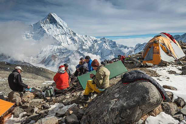 sherpa-bergsteiger auf expedition base camp himalaja-nepal - himalayas mountain climbing nepal climbing stock-fotos und bilder