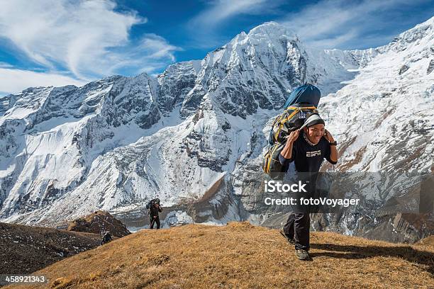 Photo libre de droit de Guide Sherpa Porter Expédition Kit Himalaya Népal banque d'images et plus d'images libres de droit de Guide - Guide, Montagne, Chaîne de montagnes