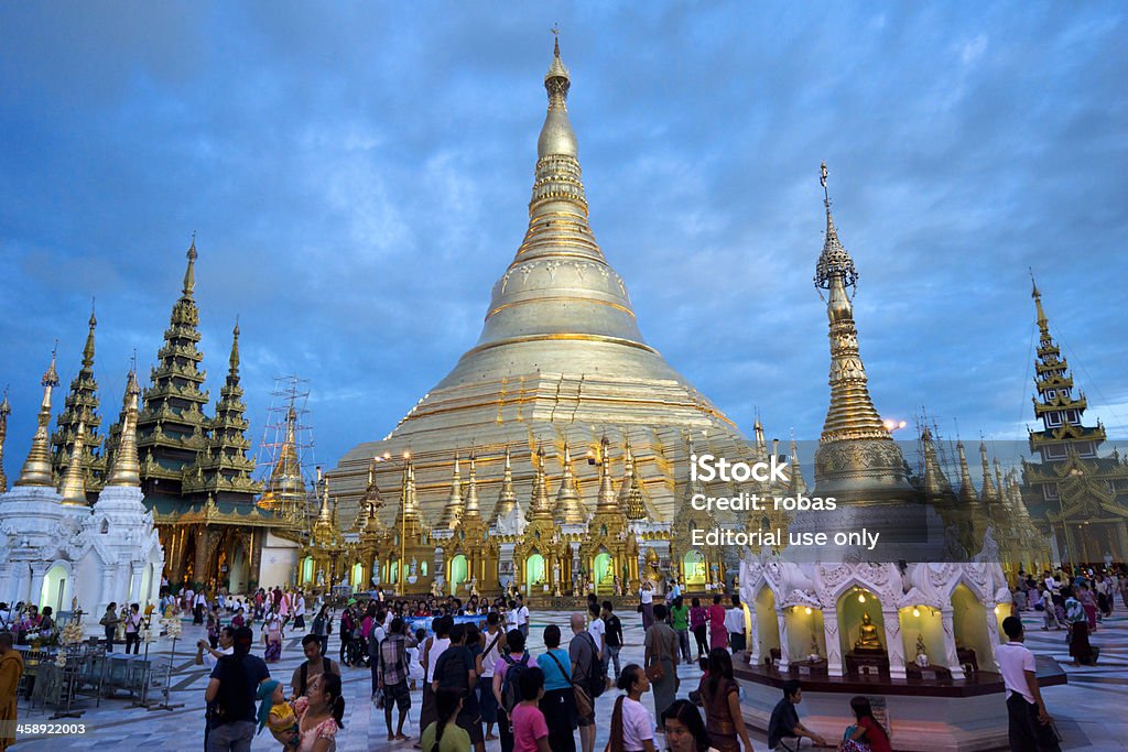 Burmesische Volk zu Fuß in der prachtvollen Shwedagon-Pagode beeindrucken. - Lizenzfrei Abenddämmerung Stock-Foto