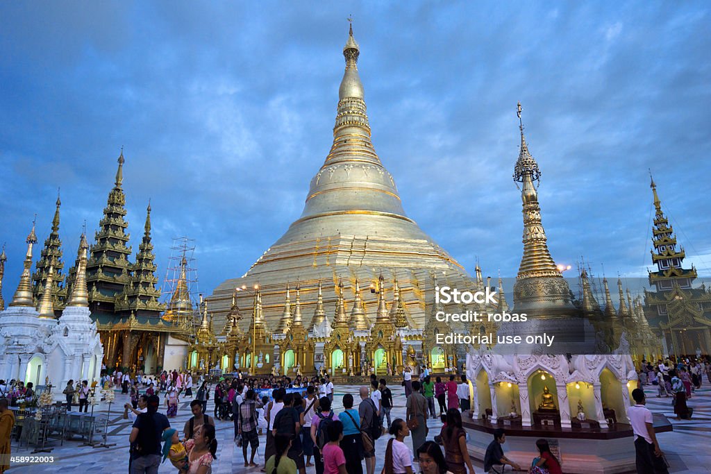 Birmanês pessoas caminhando no Pagode de Shwedagon. - Foto de stock de Azul royalty-free