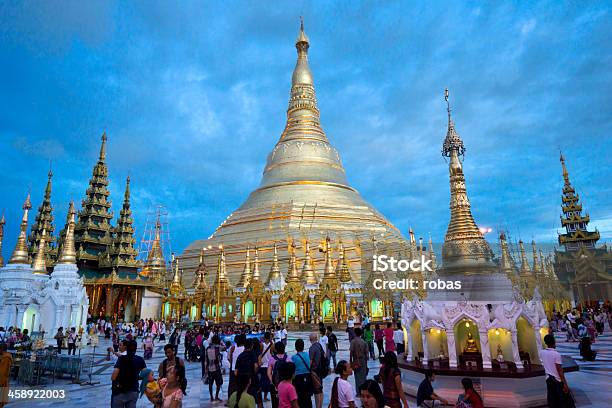 Foto de Birmanês Pessoas Caminhando No Pagode De Shwedagon e mais fotos de stock de Azul