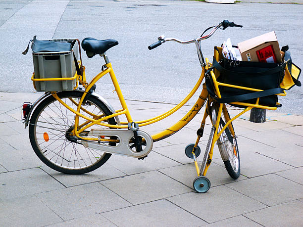 bicicletta di deutsche post in germania - deutsche post ag package germany occupation foto e immagini stock