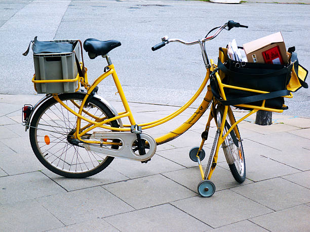 自転車のドイチェポストのドイツ - messenger deutsche post ag package germany ストックフォトと画像