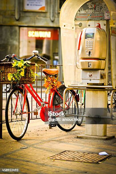 Bicicleta Con Flores Estacionada Cerca De Públicos Teléfono En Milán Foto de stock y más banco de imágenes de Otoño