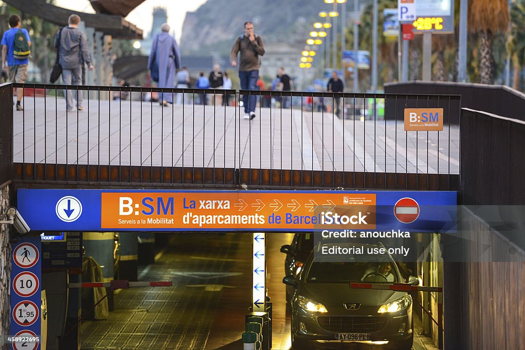 地下駐車場の出口で降り、バルセロナ港のベル - 出口標示のロイヤリティフリーストックフォト