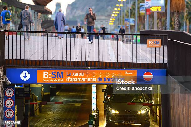 地下駐車場の出口で降りバルセロナ港のベル - 出口標示のストックフォトや画像を多数ご用意 - 出口標示, 立ち去る, 自動車