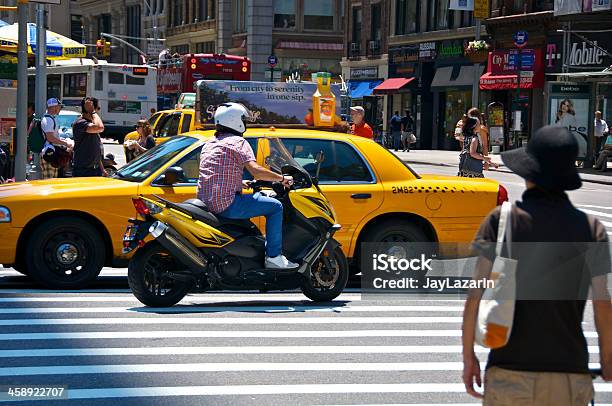 Foto de Motociclista Táxi Amarelo Viagens No E23rd St Manhattan Nova Iorque e mais fotos de stock de Motocicleta