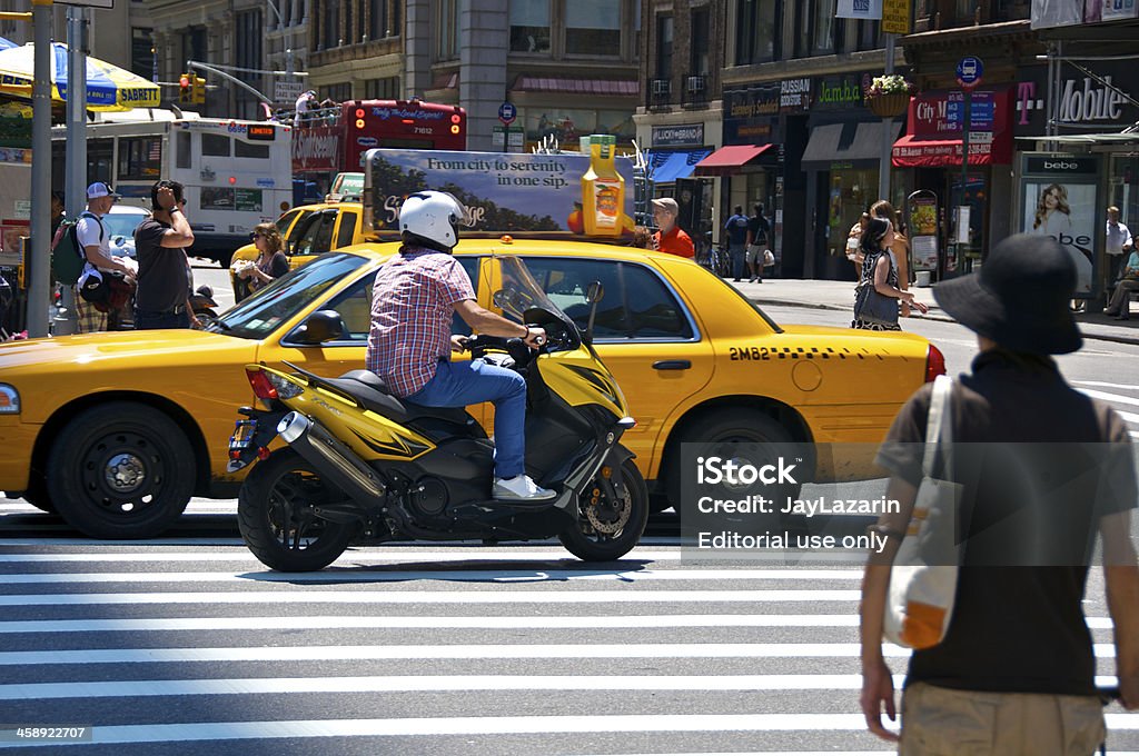 Motorcyclist, Нью-йоркское такси & Пешеходы на E.23rd St, Манхэттен, Нью-Йорк - Стоковые фото Мотоцикл роялти-фри