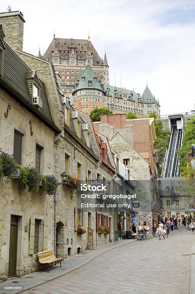 Sklepy przy Rue Sous-Le-Fort w Quebec, Kanada - Zbiór zdjęć royalty-free (Architektura)