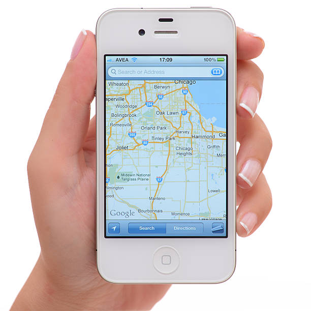 mapas aplicação em apple iphone 4 - iphone google holding telephone - fotografias e filmes do acervo
