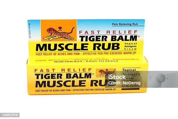 Foto de Tiger Balm Alívio De Dor Por Esclarecer Esportes e mais fotos de stock de Círculo - Círculo, Editorial, Foto de estúdio