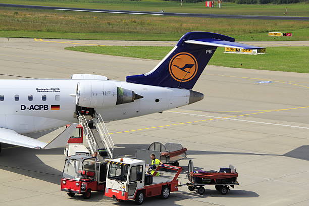 aeroporto de friedrichshafen - crj 700 imagens e fotografias de stock
