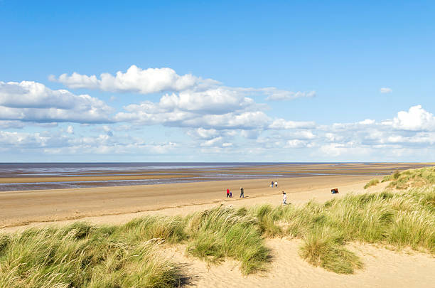 marée basse sur old hunstanton - north norfolk photos et images de collection