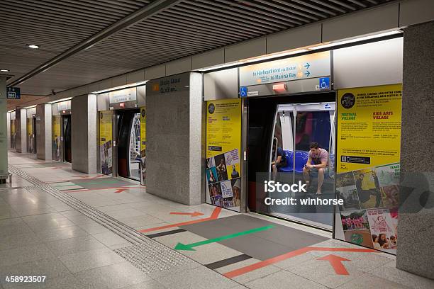 Dhoby Ghaut Stacja Mrt W Singapurze - zdjęcia stockowe i więcej obrazów Singapur - Singapur, Singapur - Miasto, Billboard