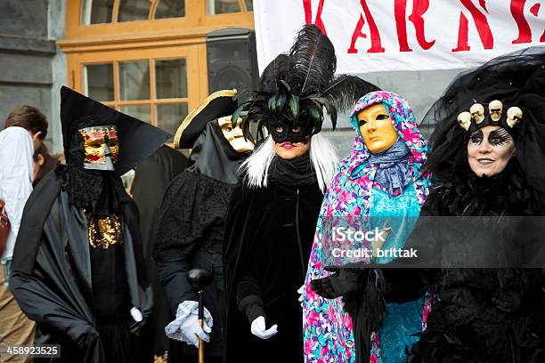 Photo libre de droit de Préparezvous Pour Halloween Parade banque d'images et plus d'images libres de droit de Adulte - Adulte, Chapeau, Editorial