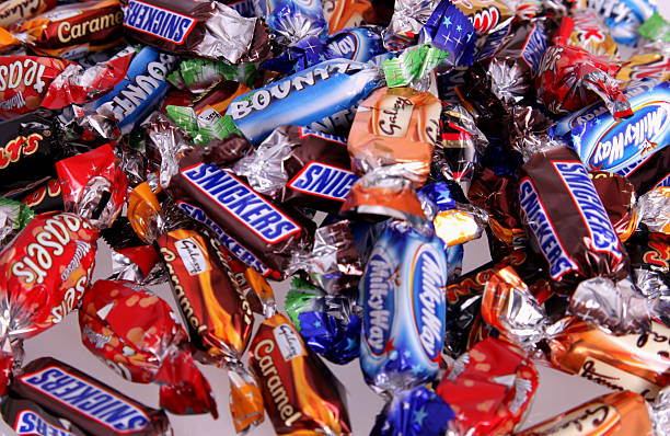 coleção de halloween - candy hard candy wrapped variation imagens e fotografias de stock
