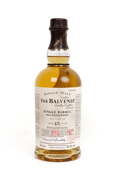 이 balvenie 단일 배럴 몰트 스카치 위스키 흰색 배경의 - the balvenie whisky 뉴스 사진 이미지