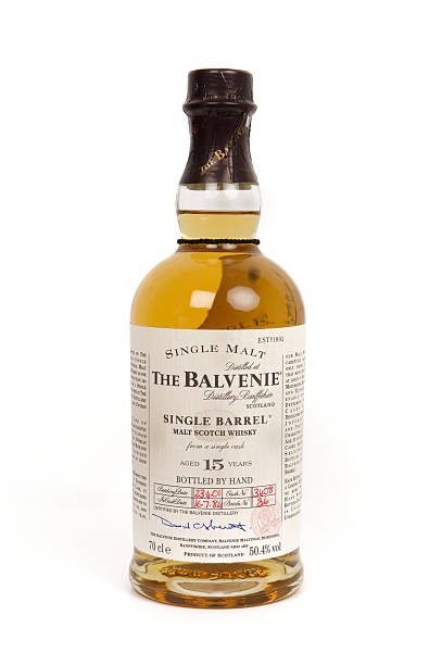 o cilindro balvenie single malt scotch whisky no fundo branco - the balvenie whisky - fotografias e filmes do acervo