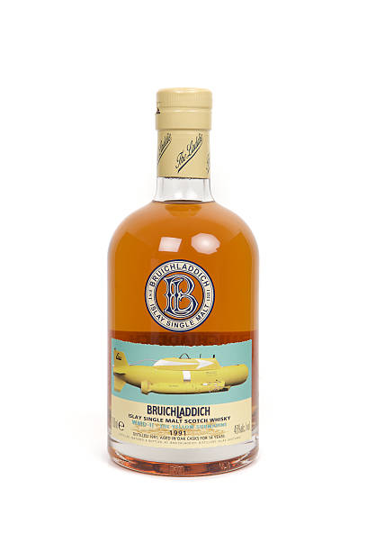 bruichladdich insel islay single malt scotch-whisky flasche auf weißem hintergrund - bruichladdich whisky stock-fotos und bilder