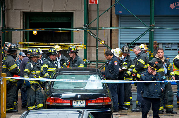 después del huracán sandy, fdny diputados, el distrito financiero de lower manhattan, ciudad de nueva york - action fire department car men fotografías e imágenes de stock