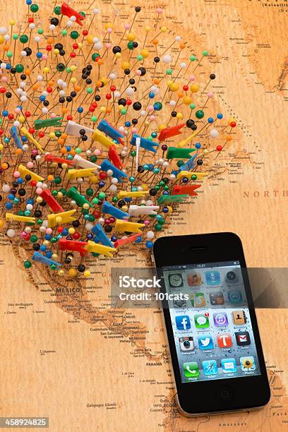 Social Media E Le Applicazioni Per Iphone 4 - Fotografie stock e altre immagini di Google - Marchio - Google - Marchio, Carta geografica, Cercare