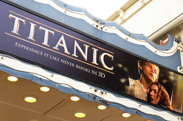 marquesina de teatro con inmensos 3d póster de película - leonardo dicaprio fotos fotografías e imágenes de stock
